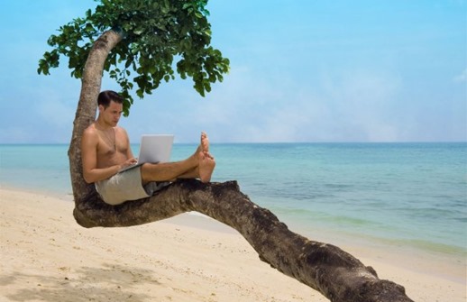 Mann-mit-Laptop-auf-einem-Baum