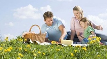 germany-bavaria-munich-parents-with-daughter-6-7-having-picnic-smiling