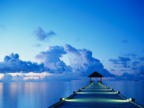Αποβάθρα την ώρα του ηλιοβασιλέματος στη νήσο White Sands στις Μαλδίβες.