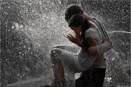 cute-couples-playing-in-rain-romantic-love-pictures